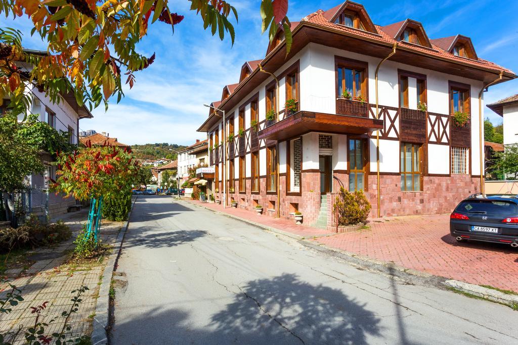 Family Hotel Teteven Exterior foto
