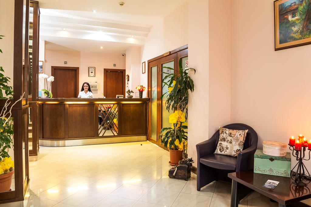 Family Hotel Teteven Exterior foto