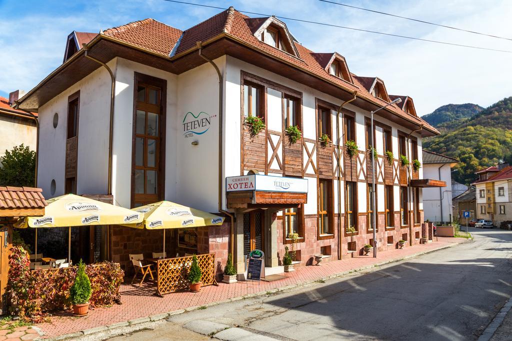 Family Hotel Teteven Exterior foto